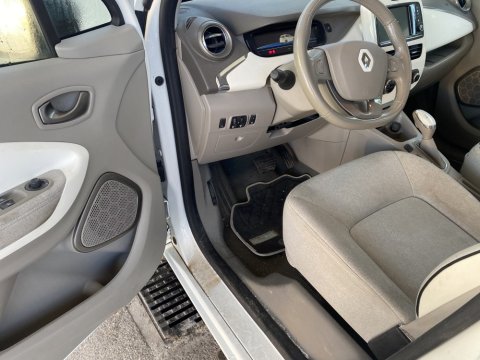 Nettoyage intérieur voiture Renault Zoé à Bourgoin Jallieu par WASHER AUTO