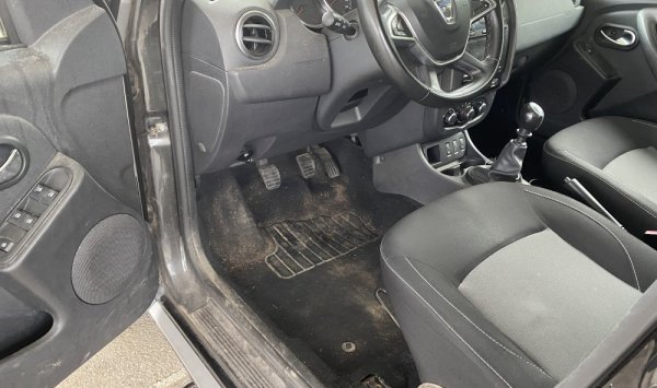 Nettoyage intérieur de Dacia Duster à Corbas par WASHER-AUTO