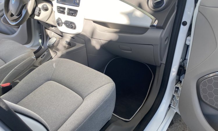 Nettoyage intérieur voiture Renault Zoé à Bourgoin Jallieu par WASHER AUTO