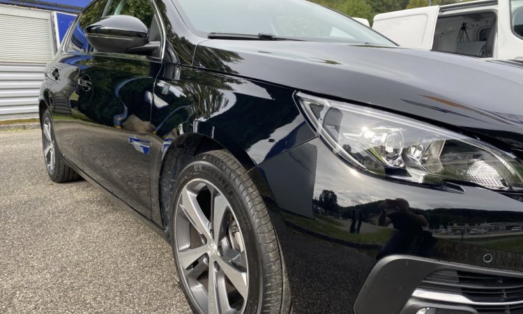 Lavage extérieur voiture avec une technologie sans eau. WASHER AUTO