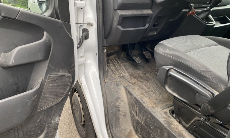 Nettoyage intérieur d'une cabine d'un Renault Master à Bourgoin Jallieu. WASHER AUTO