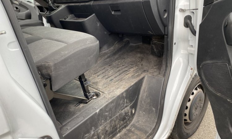 Nettoyage intérieur d'une cabine d'un Renault Master à Bourgoin Jallieu. WASHER AUTO