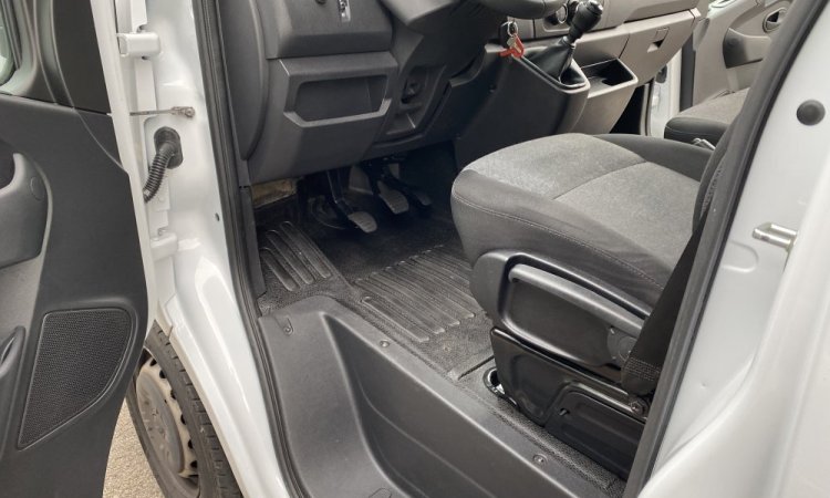 Nettoyage intérieur d'une cabine d'un Renault Master à Bourgoin Jallieu. WASHER AUTO